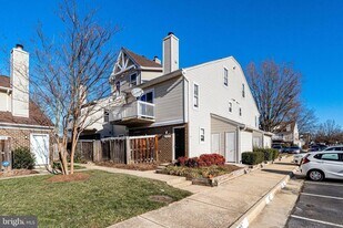 4418 Pembrook Village Dr in Alexandria, VA - Building Photo
