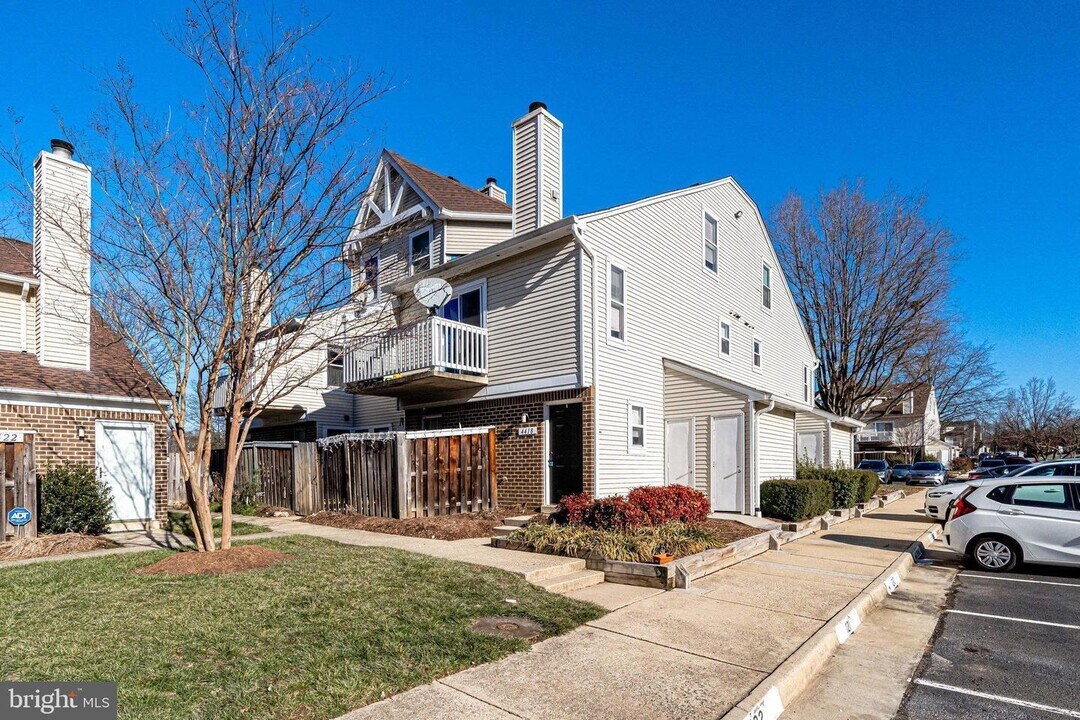 4418 Pembrook Village Dr in Alexandria, VA - Building Photo