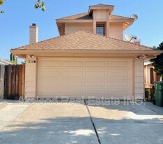 215 W Clover Rd in Tracy, CA - Building Photo