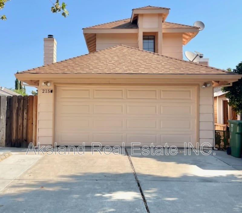 215 W Clover Rd in Tracy, CA - Building Photo