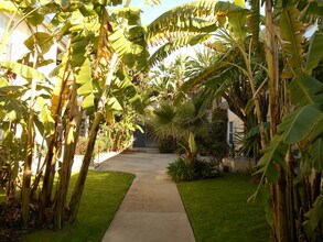 11933 W Magnolia Blvd, Unit #20 in Los Angeles, CA - Building Photo - Building Photo