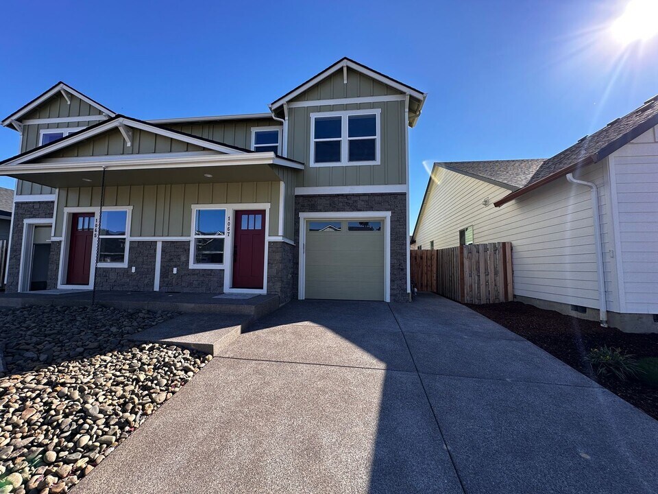 1065 Sassafras St-Unit -1067 Sassafras in Independence, OR - Building Photo