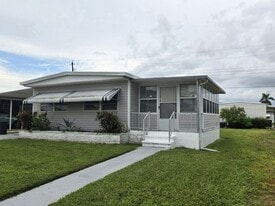 305 49th Ave Dr W in Bradenton, FL - Building Photo