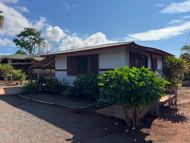 210 Makaena Pl in Kaunakakai, HI - Building Photo - Building Photo