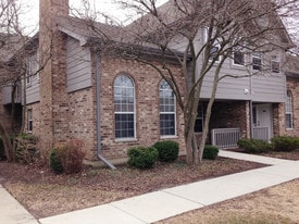 11 Foxcroft Rd, Unit 123 in Naperville, IL - Building Photo