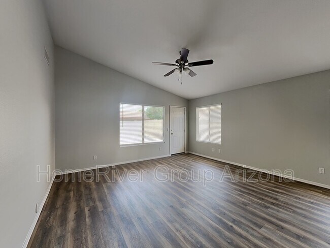 8942 W Holly St in Phoenix, AZ - Foto de edificio - Building Photo