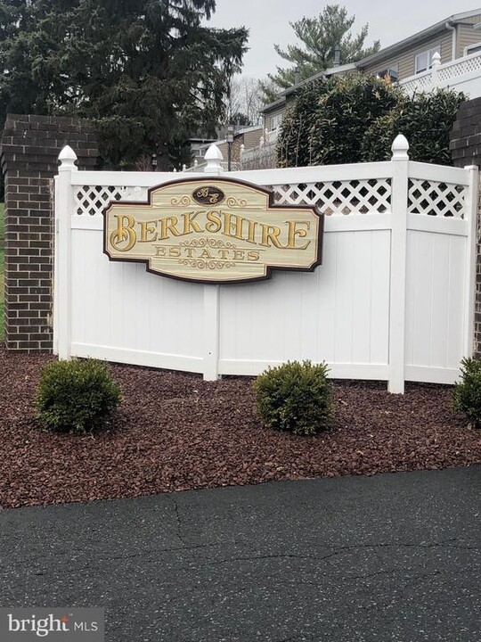2906 State Hill Rd in Wyomissing, PA - Building Photo