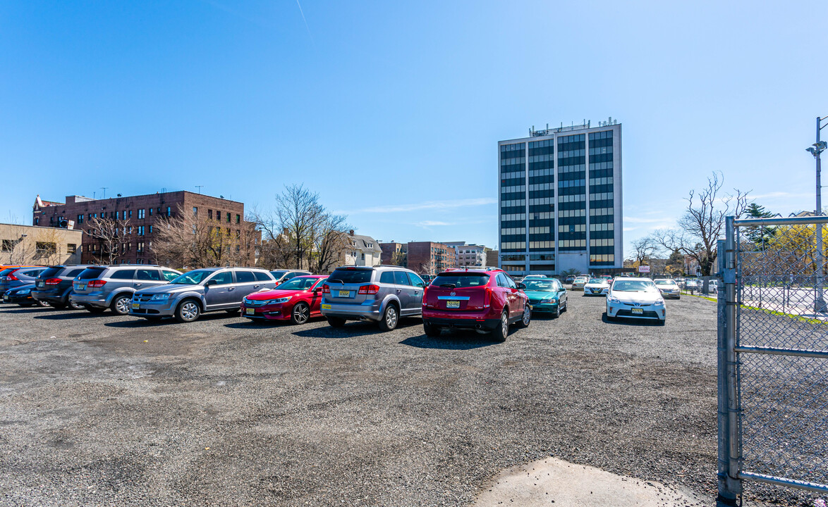 The Crossings at Brick Church Station in East Orange, NJ - Foto de edificio