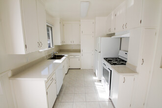 11033 Fruitland Dr in Studio City, CA - Foto de edificio - Building Photo