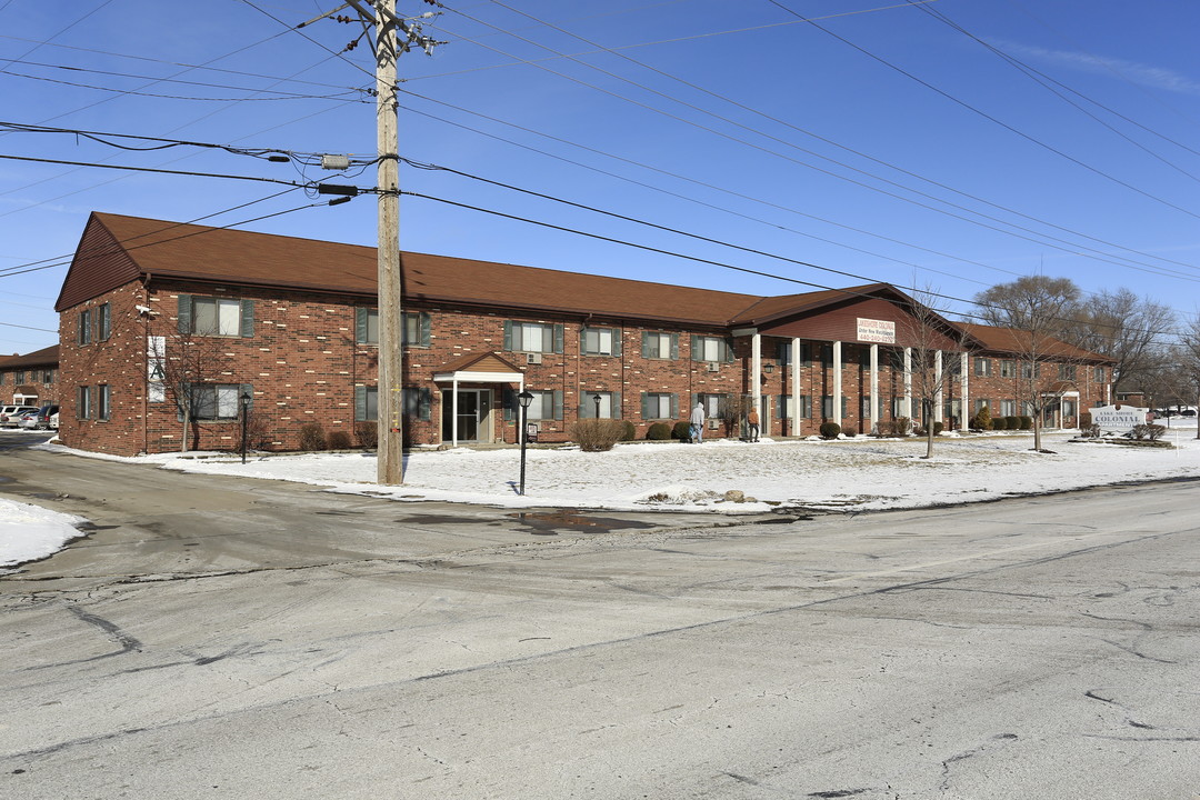 Lakeshore Colonial Apartments in Lorain, OH - Building Photo