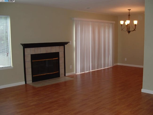 175 Pelican Loop in Pittsburg, CA - Building Photo - Building Photo