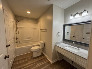 102 Brandywine Dr in Conover, NC - Foto de edificio - Building Photo