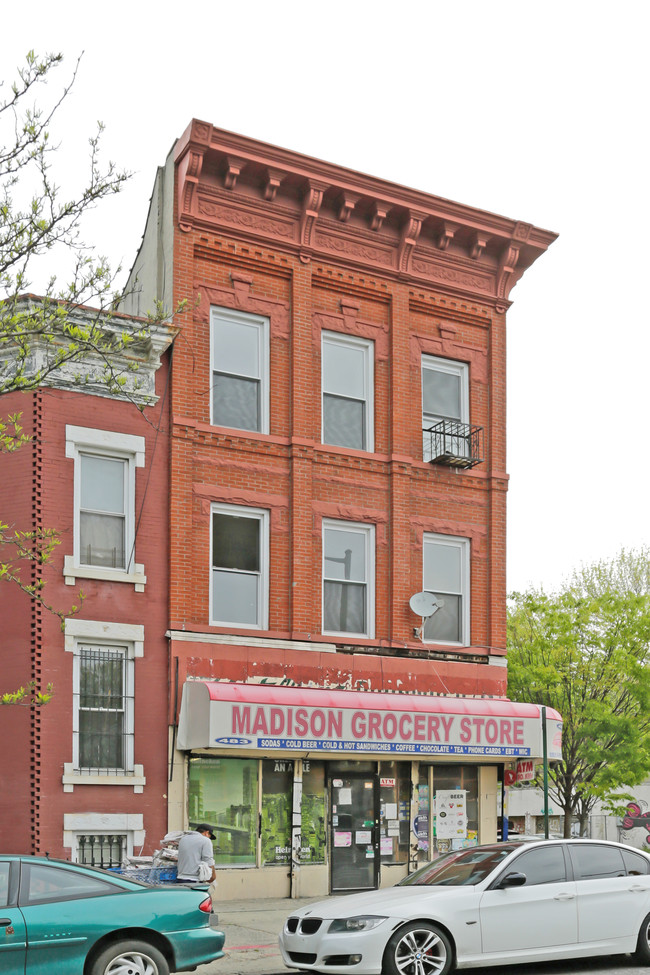 483 Evergreen Ave in Brooklyn, NY - Foto de edificio - Building Photo