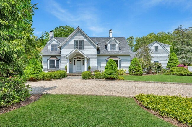 35 Toylsome Ln in Southampton, NY - Building Photo - Building Photo