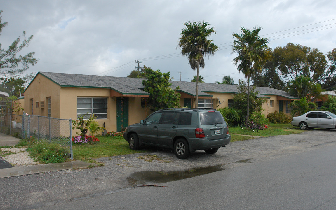 1600 N 19th Ave in Hollywood, FL - Foto de edificio