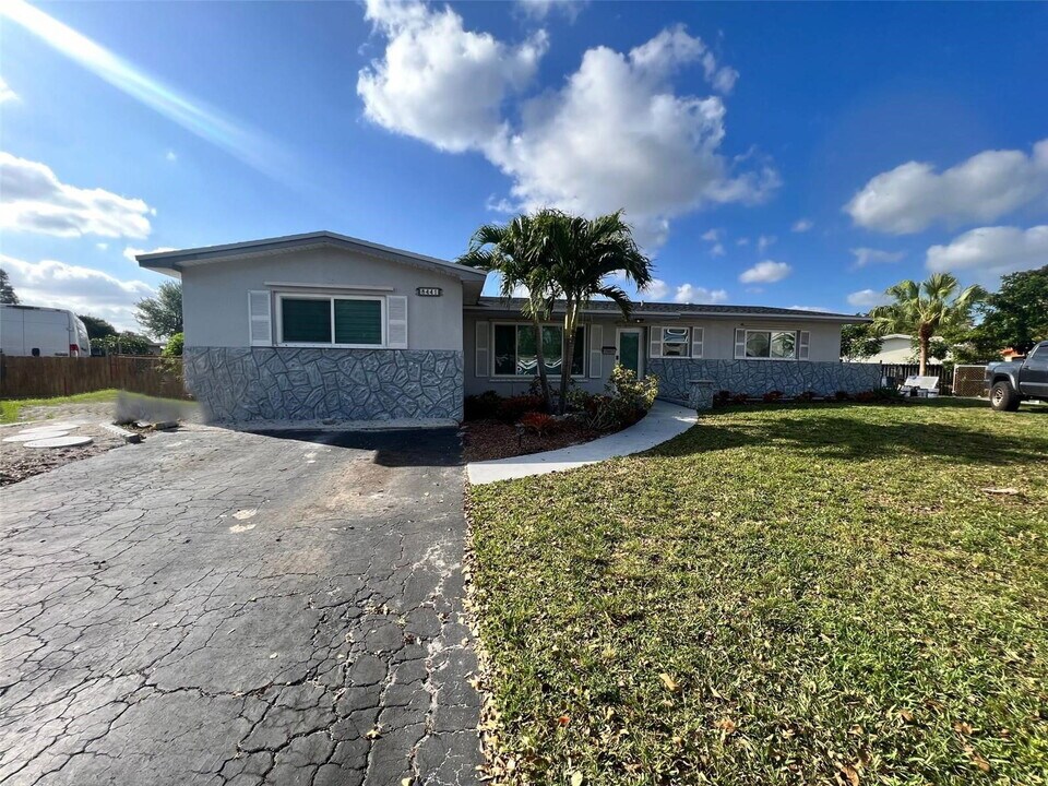 8441 NW 18th St in Pembroke Pines, FL - Building Photo