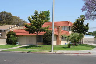 207 E Wakefield Ave in Anaheim, CA - Foto de edificio - Building Photo