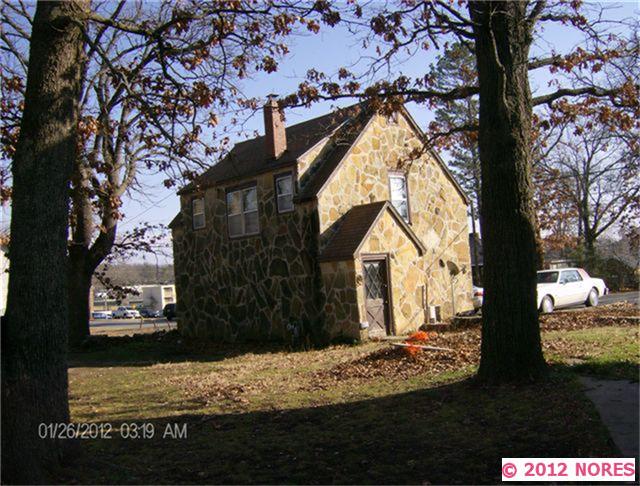 902 N Grand Ave in Tahlequah, OK - Building Photo