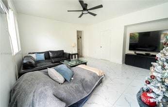 919 SW 25th Ave in Miami, FL - Foto de edificio - Building Photo