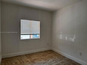 17350 NW 67th Ave in Hialeah, FL - Foto de edificio - Building Photo