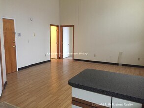 19 Willow St, Unit 210 in Fitchburg, MA - Building Photo - Building Photo