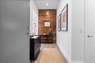 367 W Locust St in Chicago, IL - Building Photo - Building Photo