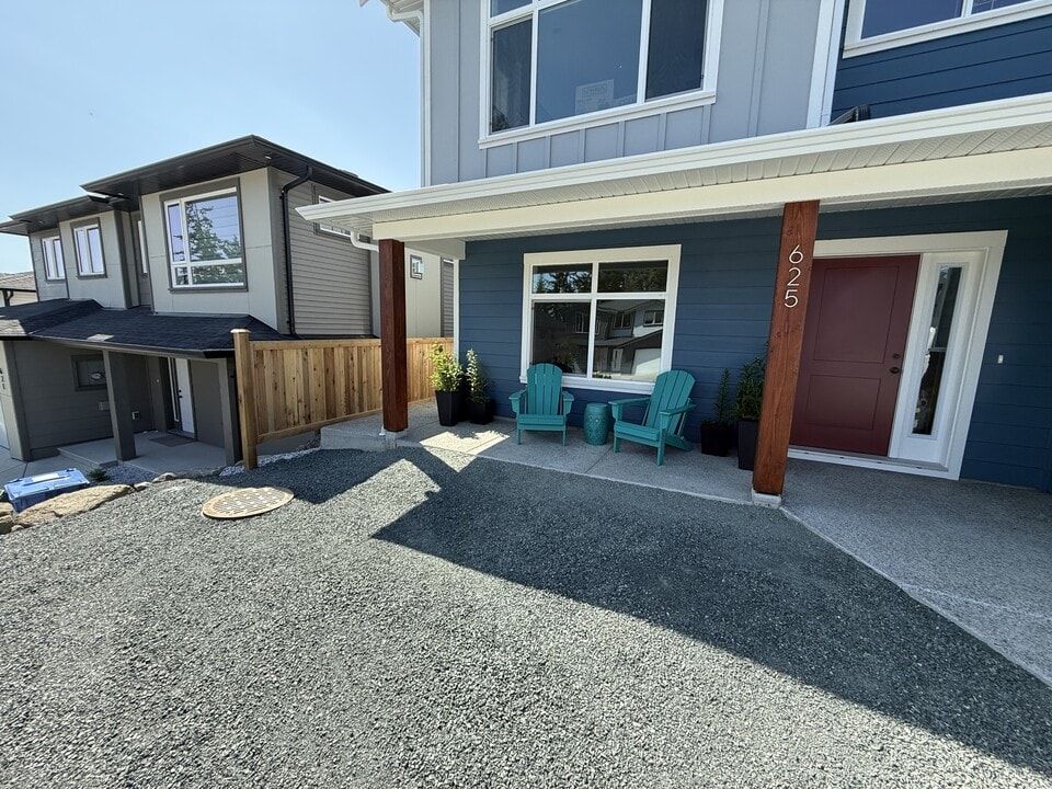 625 Rotayo Rd in Nanaimo, BC - Building Photo