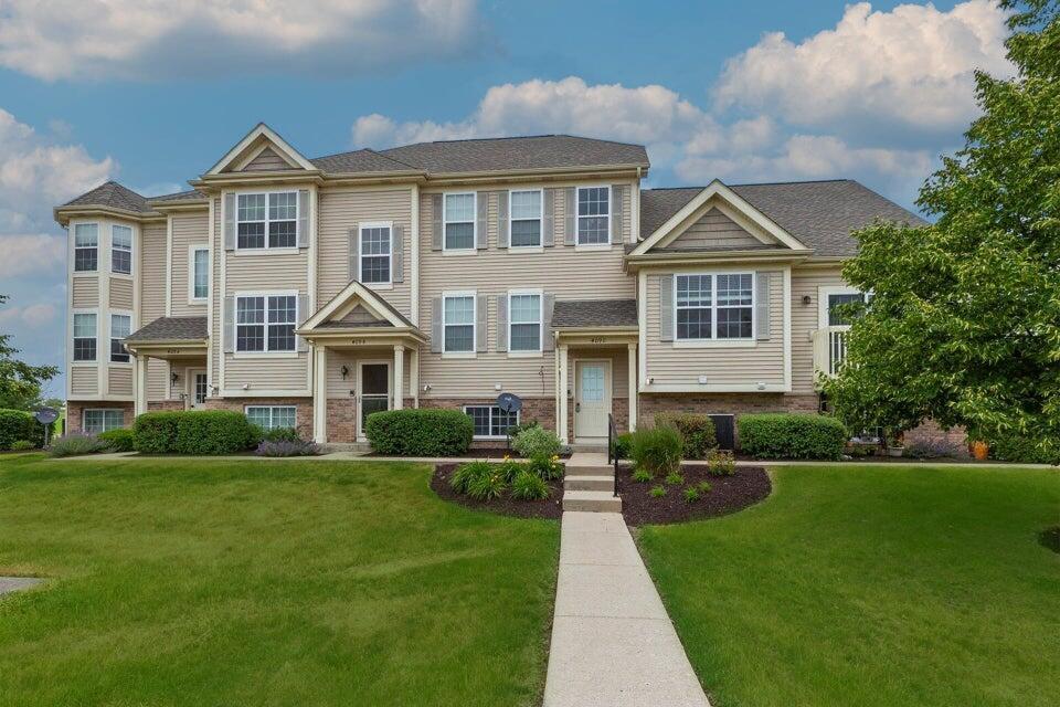 409 Parker Dr in Genoa City, WI - Building Photo