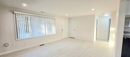 15528 Stone Ave N in Shoreline, WA - Building Photo - Building Photo