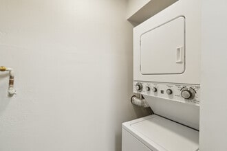 Spinnaker Apartments in Des Moines, WA - Building Photo - Building Photo