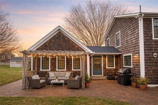 2678 E Main Rd in Portsmouth, RI - Building Photo