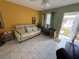 2450 Lincoln St in Hollywood, FL - Building Photo