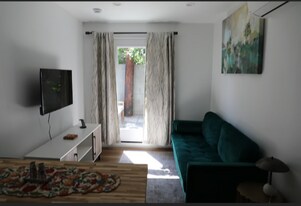 3751 Hillcrest Dr in Los Angeles, CA - Building Photo