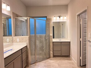 418 Glacier Pass in Montgomery, TX - Foto de edificio - Building Photo