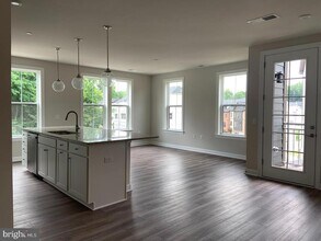 3925 Fair Ridge Dr in Fairfax, VA - Building Photo - Building Photo