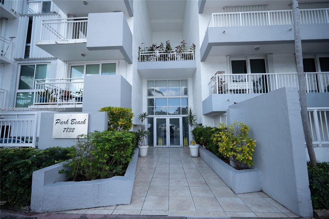 7832 Collins Ave in Miami Beach, FL - Building Photo