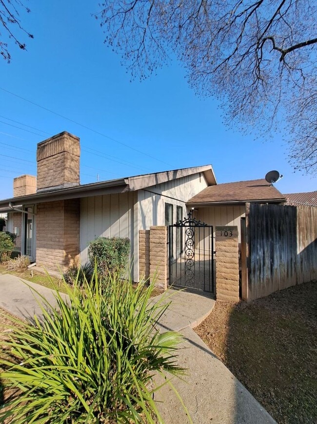 4593 N Emerson Ave in Fresno, CA - Building Photo - Building Photo