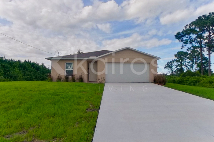 855 Cervantes St E in Lehigh Acres, FL - Foto de edificio