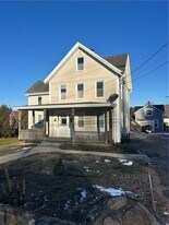38 Oak St in Westerly, RI - Building Photo