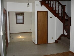 204 W Cedar St, Unit Apartment A in Chippewa Falls, WI - Building Photo - Building Photo