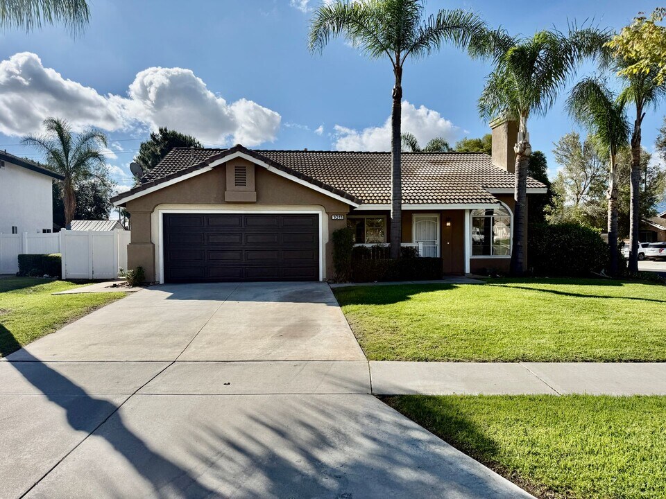 1011 Cornerstone Way in Corona, CA - Building Photo