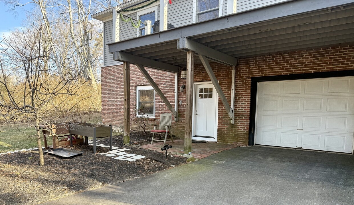 5 Main Gate in Farmington, CT - Building Photo