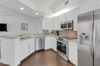 450 Bayfront Pl in Naples, FL - Building Photo - Building Photo