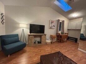 105 W Florida Ave, Unit 105 W. Florida in Urbana, IL - Building Photo