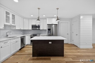 32 1/2 Village Rd in Milford, CT - Building Photo - Building Photo