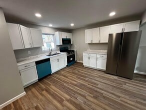 385 S Burgess Ave in Columbus, OH - Building Photo - Building Photo