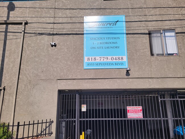 Suncrest in North Hills, CA - Foto de edificio - Building Photo