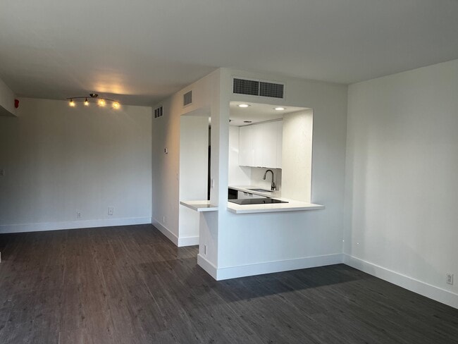 880 NE 69th St, Unit 1D in Miami, FL - Foto de edificio - Building Photo