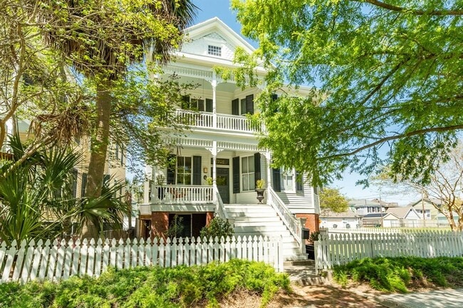 1702 Sealy Ave in Galveston, TX - Foto de edificio - Building Photo