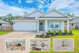 545 Mary Lou Way in Crestview, FL - Building Photo